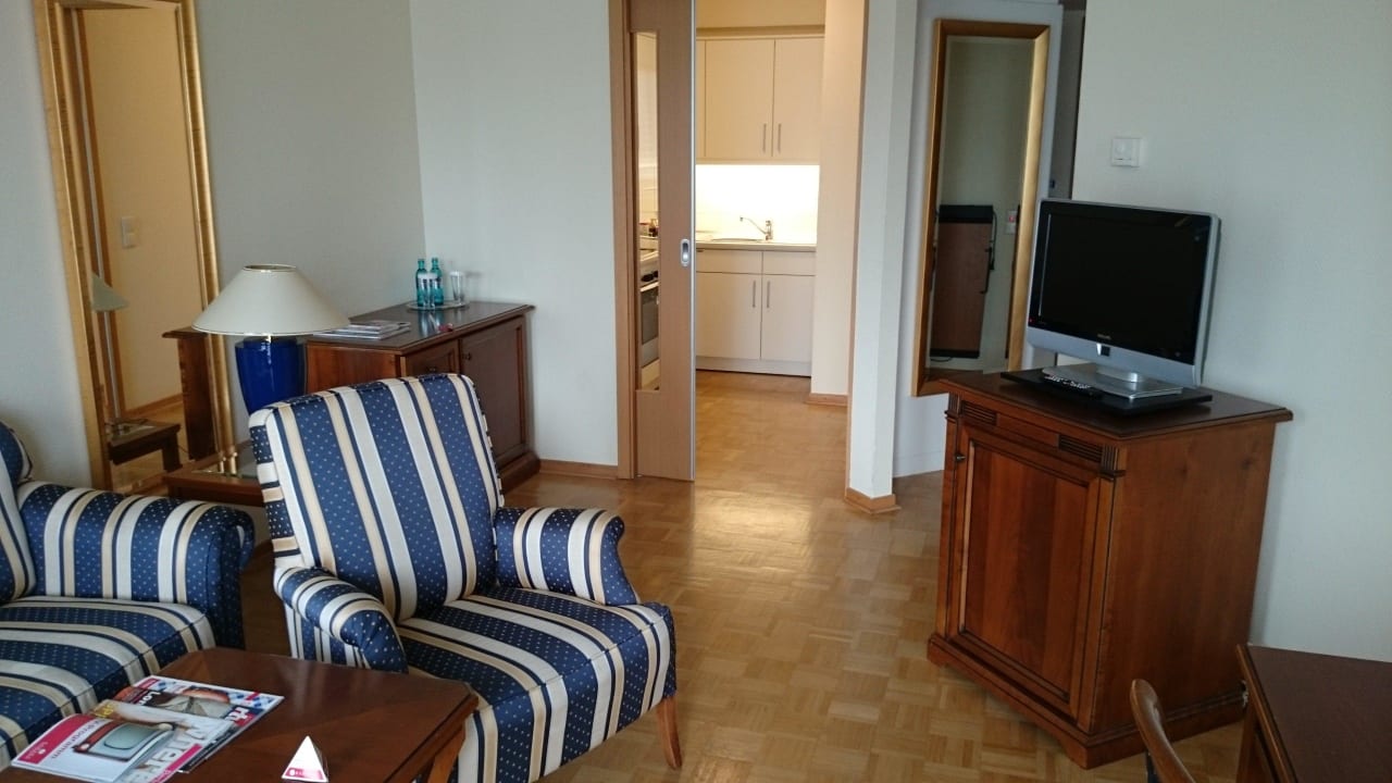 Wohnzimmer, Blick zur Küche HYPERION Hotel Berlin