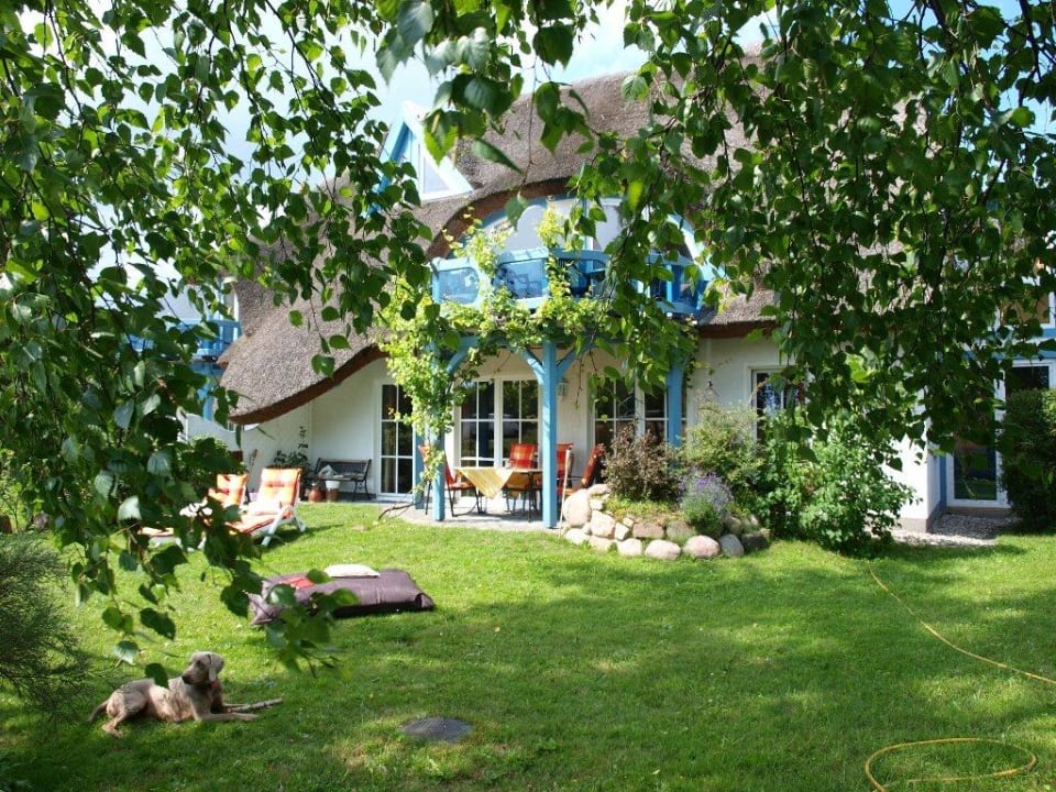 Gartenansicht Ferienwohnungen Reethaus Seewind