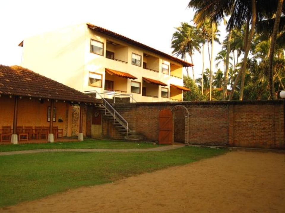 Übergang vom Sportcenter zum Hotelgarten Mermaid Hotel & Club