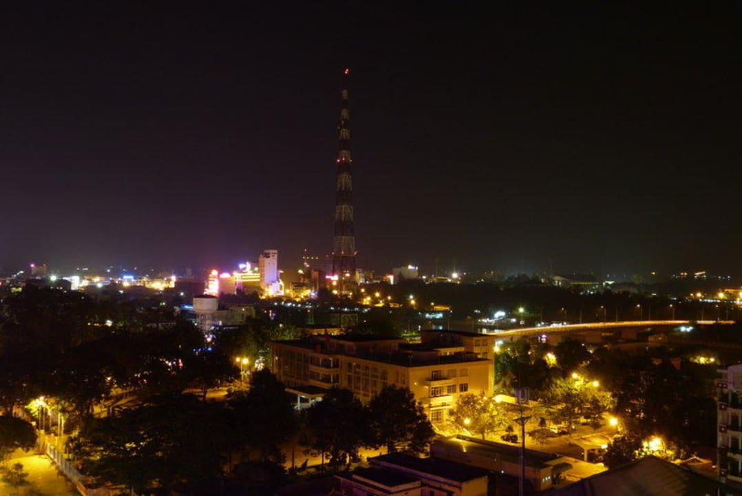 Blick von der Dachterrasse nachts II Kim Tho Hotel