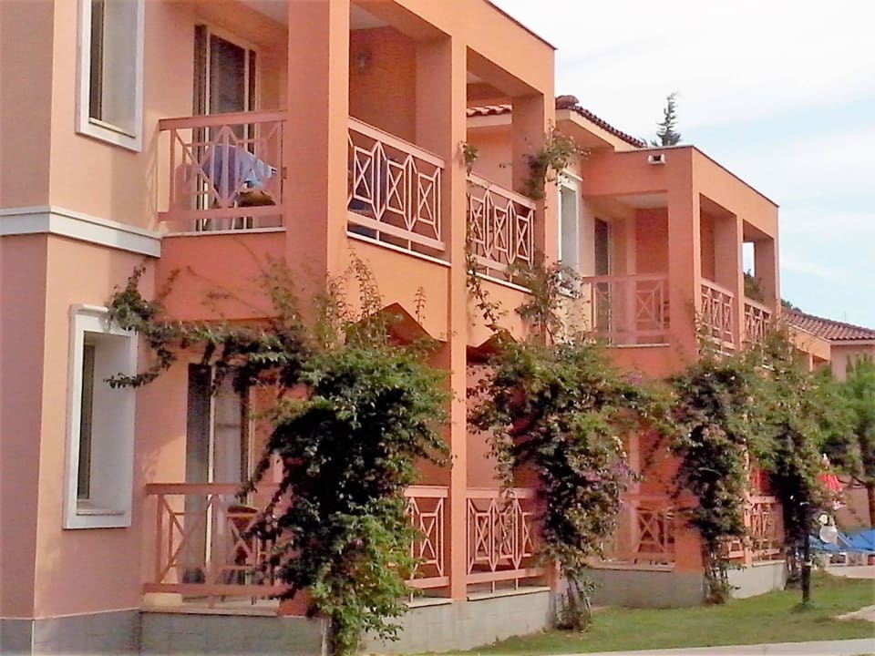 Außenansicht der einstöckigen Häuschen Kustur Club Holiday Village