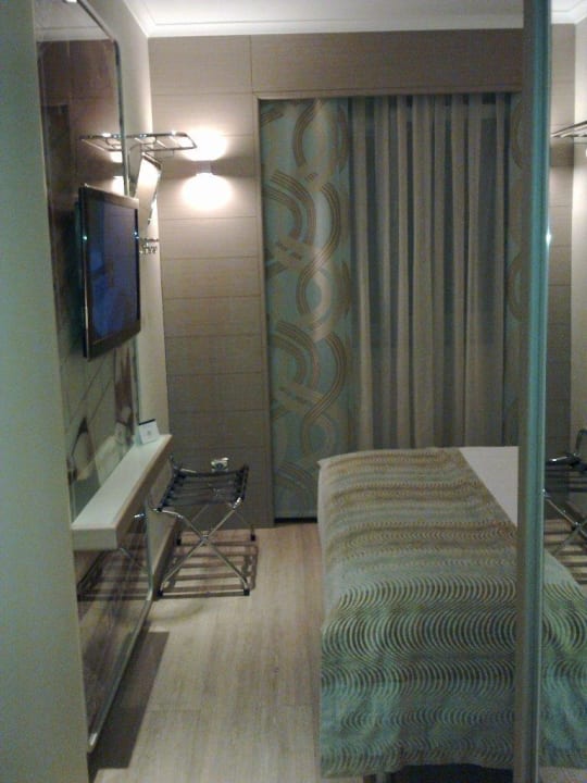 Mirrors compensate the size. TITANIC Comfort Berlin Mitte