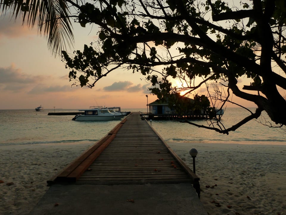 Steg zur Tauchschule bei Sonnenuntergang Eri Maldives