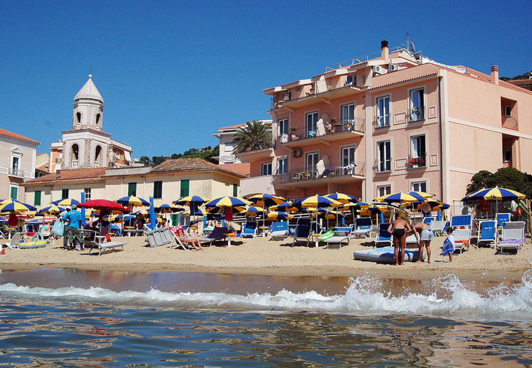 Hotel, Strand, Kirche New Hotel Sonia