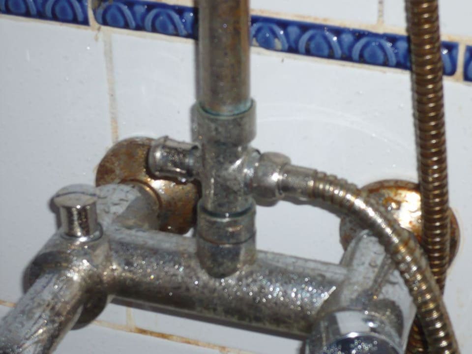 Verrostete Dusche. Stella Beach Resort & Spa Makadi Bay