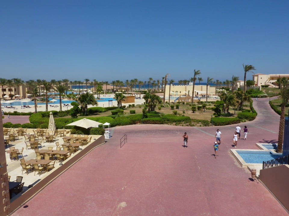 Blick vom Haupthaus in die Anlage zum Meer Cleopatra Luxury Resort Makadi Bay