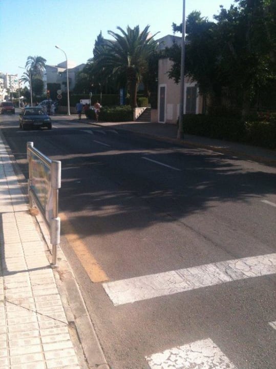 Straße mitten in der Anlage Hipotels Mediterraneo Club