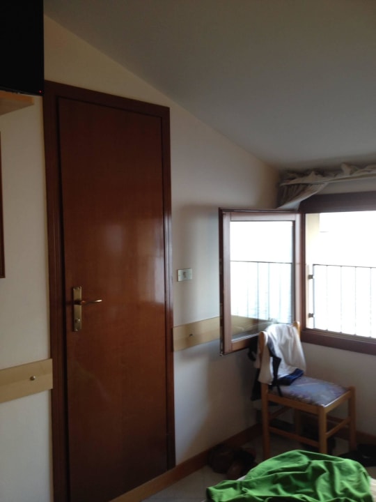 Tür zum Bad und Fensternische Hotel all'Azzurro