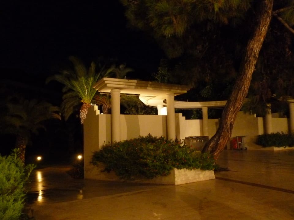 Arkade bei Nacht Mirage Park Resort