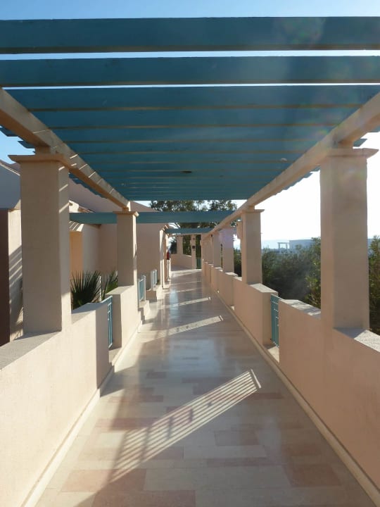 Gang von den Zimmern zur Rezeption Mövenpick Resort & Spa El Gouna