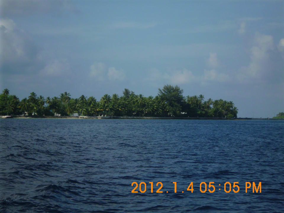Die Anlage vom Meer aus Equator Village Resort