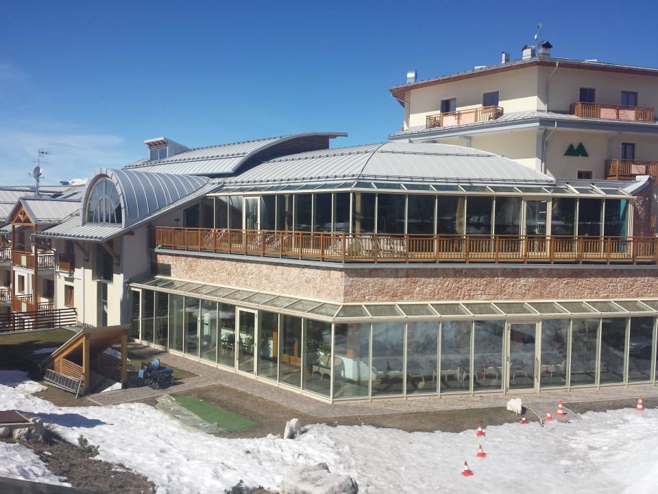 Vista dall'esterno vetrata piscina secondo piano Hotel Montana