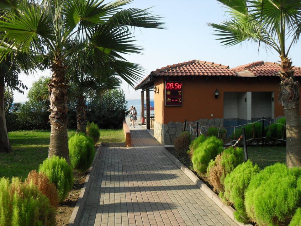 Weg zum Strand Club Turtas Beach Hotel