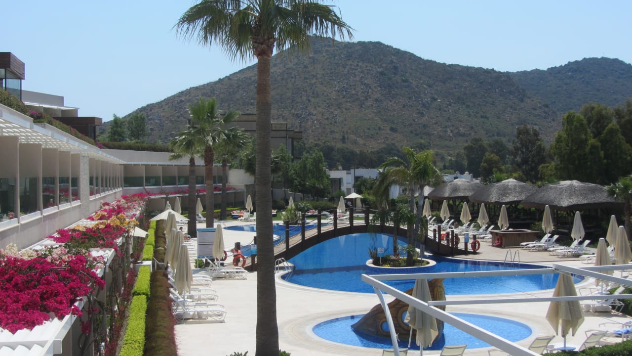 Pool Bellazure Hotel