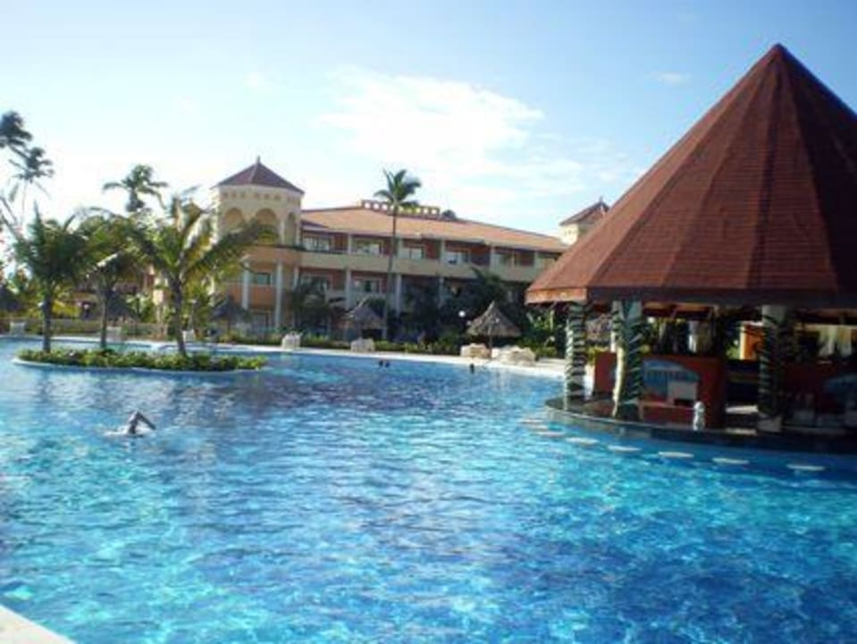 Pool mit Poolbar Bahia Principe Luxury Ambar