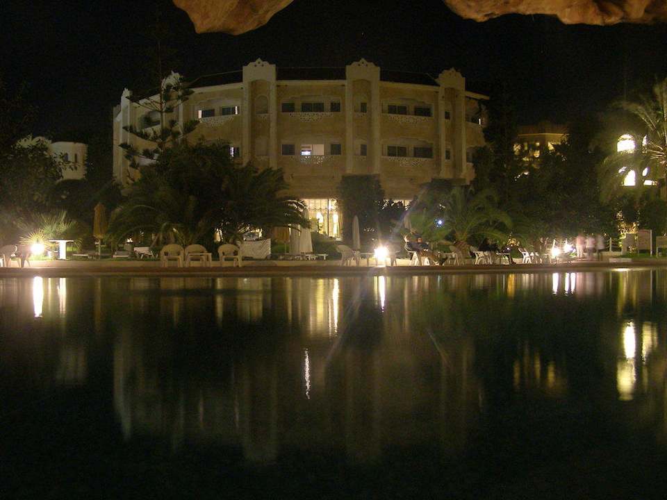 Das Hotel bei Nacht Mahdia Beach & Aquapark