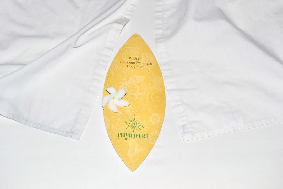 Gruß der Belegschaft auf dem Bett Kithala Resort