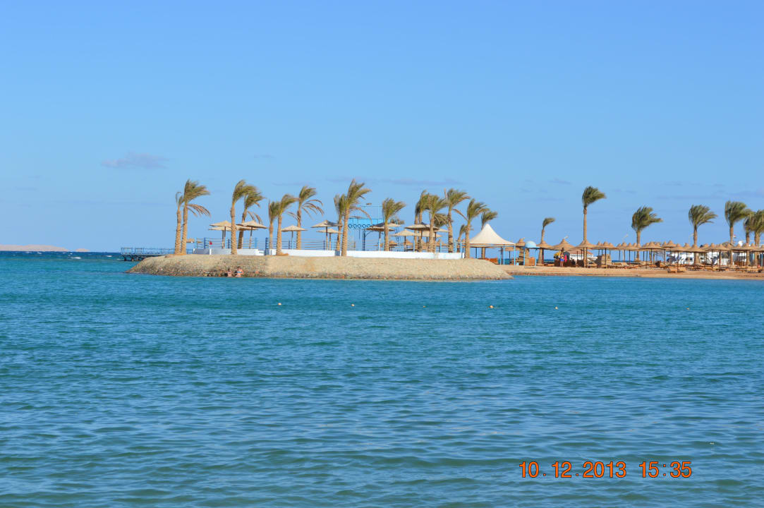 Вид с пляжа Mirage Bay Resort & Aqua Park