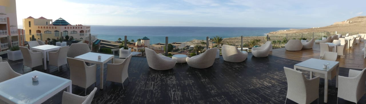 Außenterrasse der „Parrots“ Bar H10 Playa Esmeralda - Adults only