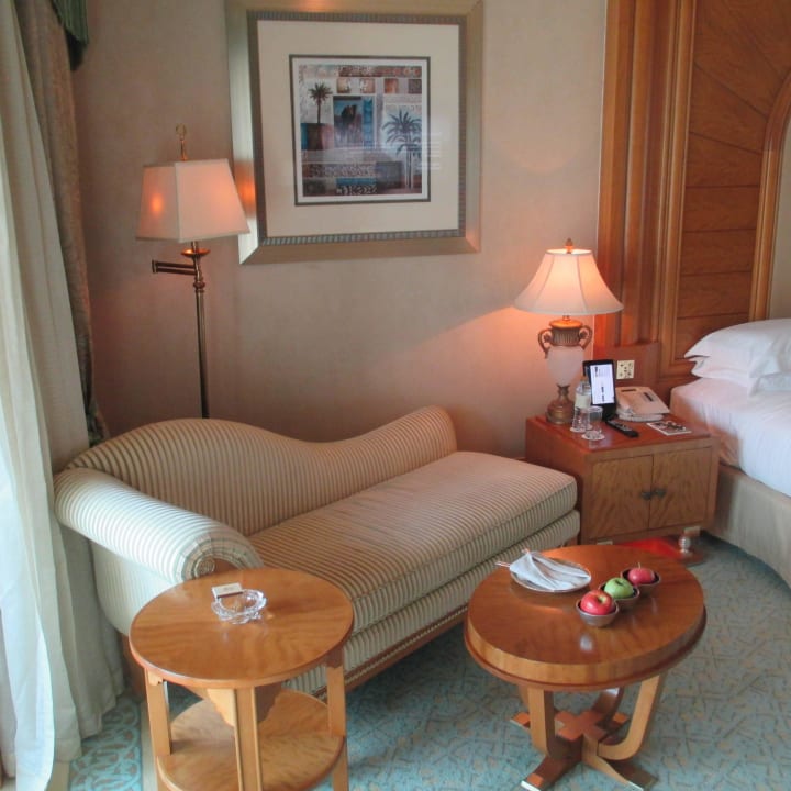 Ottoman, lecker Obst und im Hintergrund das I-Pad Emirates Palace Mandarin Oriental