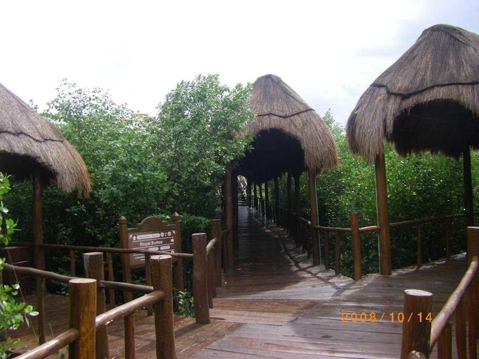 Gehwege in der Anlage Grand Palladium Select White Sand Resort & Spa