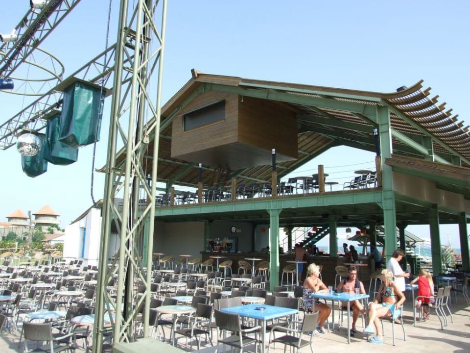 Animationsbühne mit Beach Bar im Hintergrund Limak Lara Deluxe Hotel & Resort