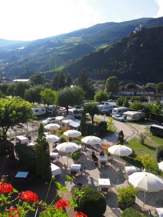 Terrasse und Stellplätze Hotel Camping Ansitz Gamp