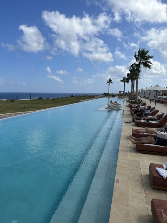 Pool The Royal Senses Resort, Curio Collection by Hilton