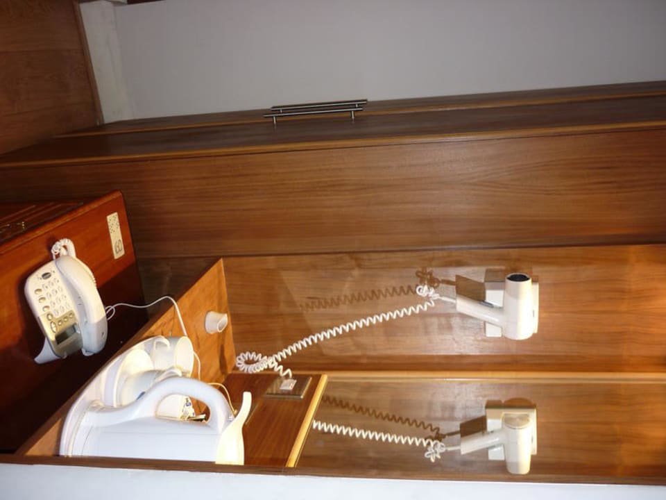 Schrank und Spiegel Hotel Garden View