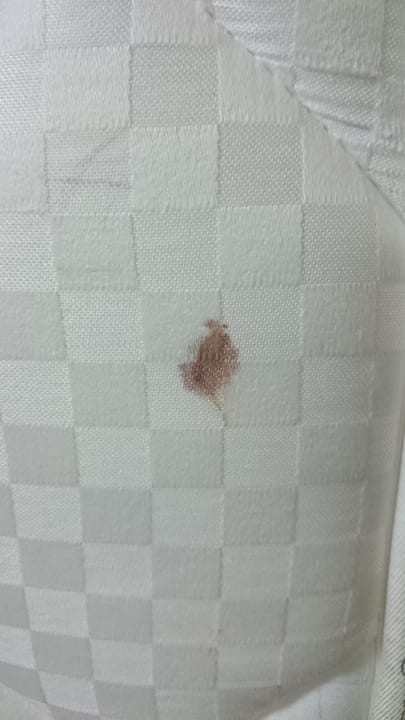 Blutfleck auf der Matratze Port Nature Luxury Resort & Spa