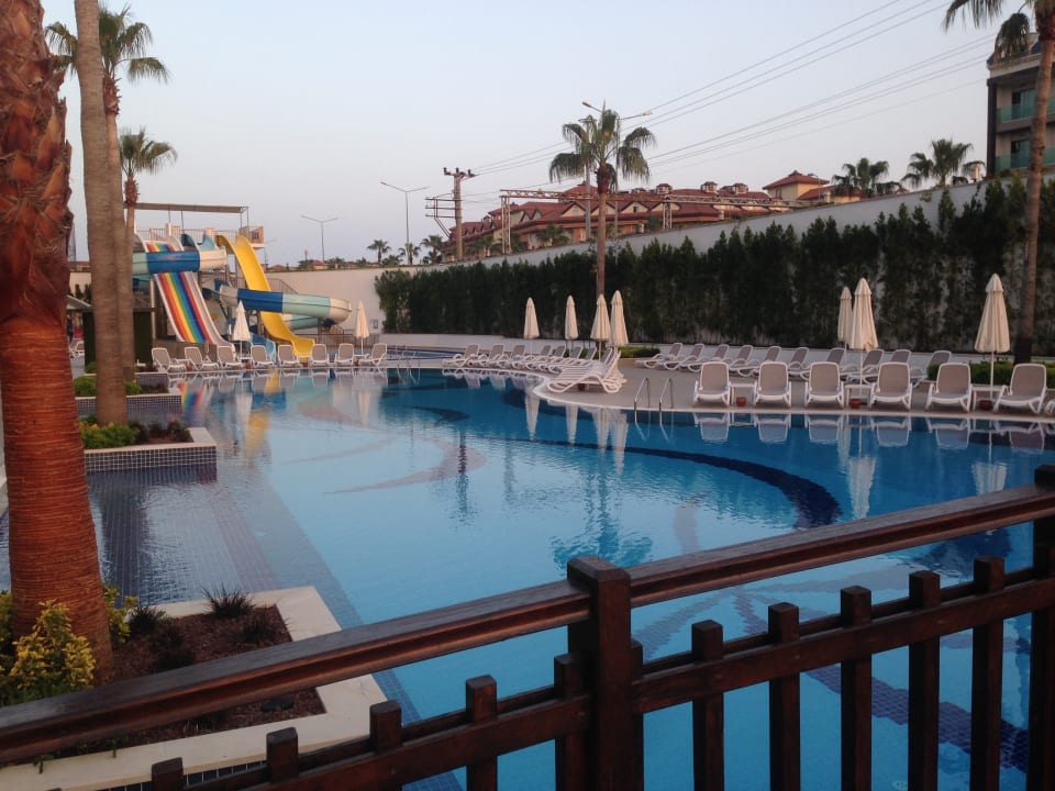 Pool Mary Hotel Side
