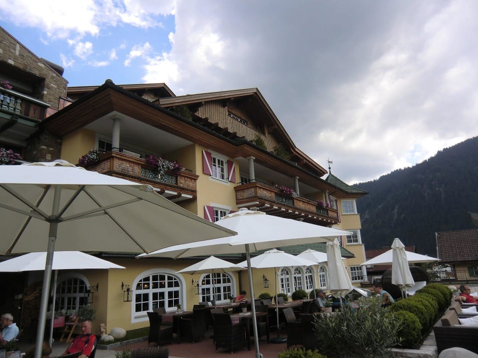 Sonnenterrasse und Hotelflügel Wellnesshotel Engel