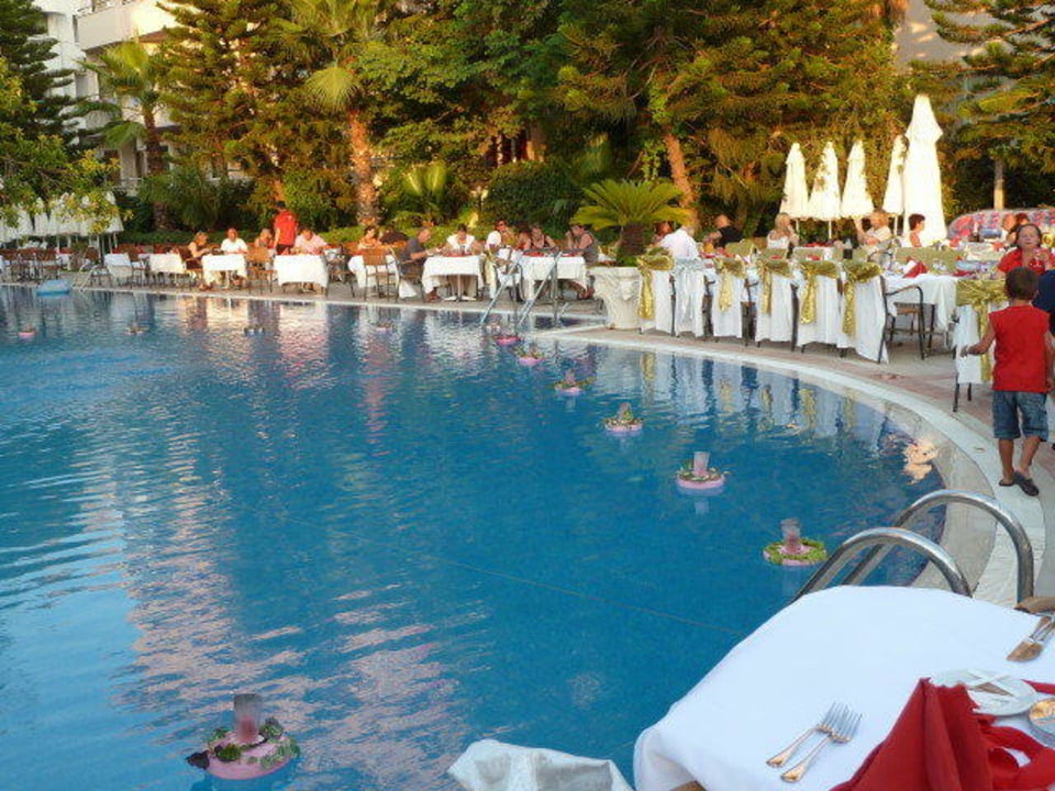 Geschmückter Pool für den türkischen Abend  Side Star Beach