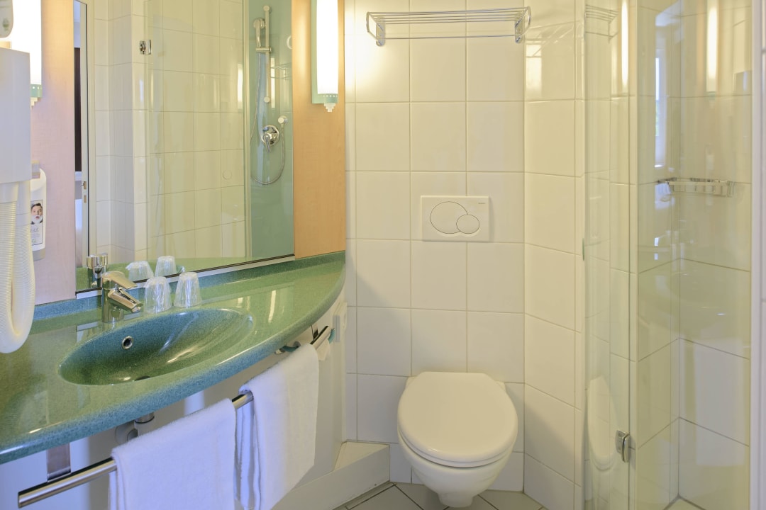 Badezimmer mit Dusche Hotel Ibis Fribourg