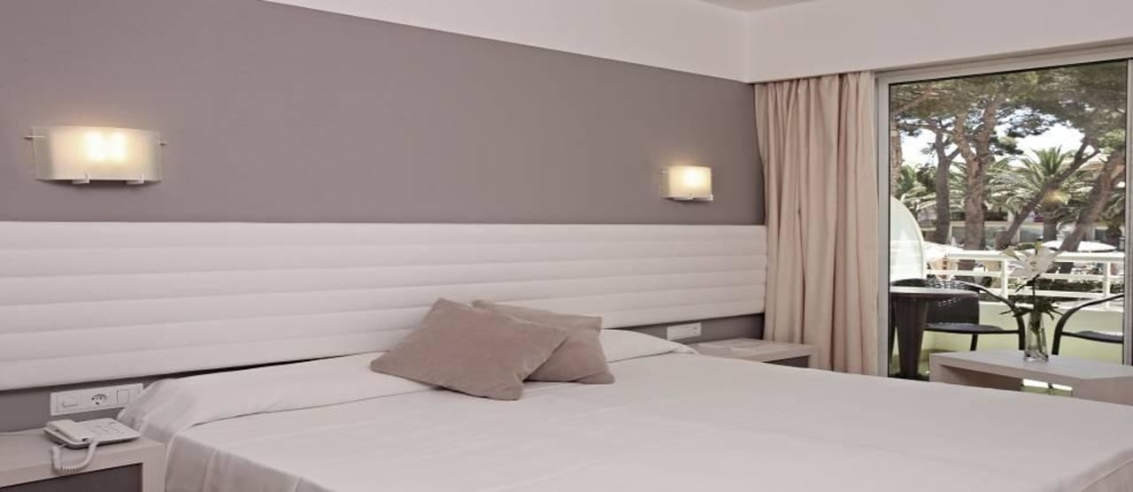 Die ruhigen, zum Garten gerichteten  Zimmer Hotel & Spa S'Entrador Playa