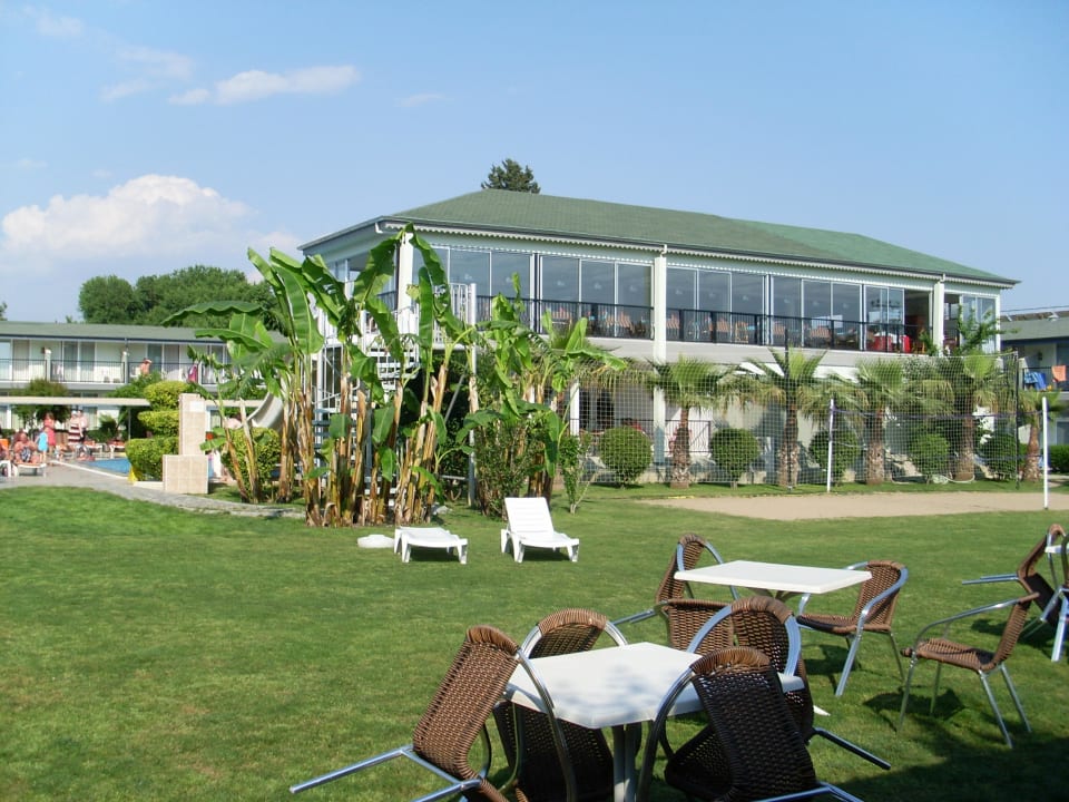 Wiese und Speisesaal Sun Club Hotel