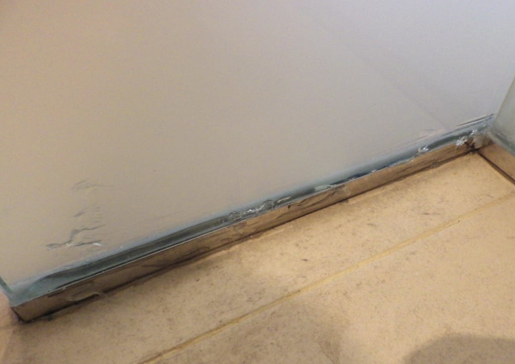 Unsauber verarbeitete Silikonfugen Sentido Aequora Lanzarote Suite