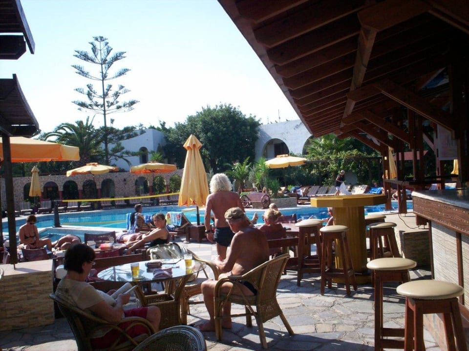 Hier an der Bar ist auch immer was los Gaia Garden Hotel