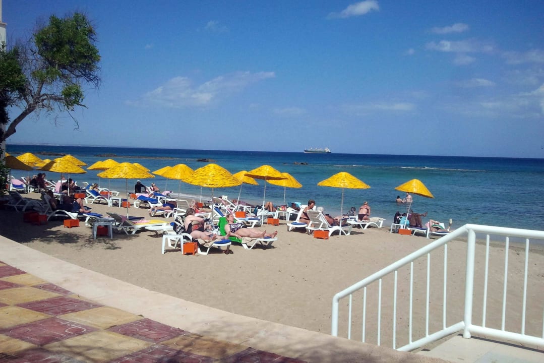 Strand weiter rechts Salamis Bay Conti Resort Hotel & Casino