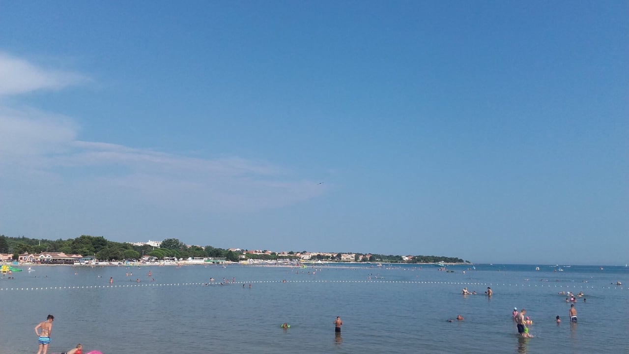 Der seichte Sandstrand, dahinter die Strandvillen Strandvilla Aurora