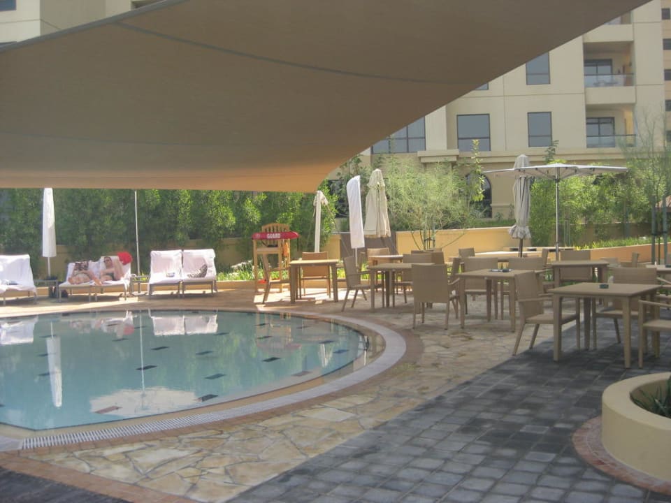 Kinderpool mit Liegen und Stühlen Amwaj Rotana Jumeirah Beach Residence