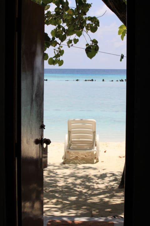 Blick aus dem Bungi aufs Wasser Summer Island Maldives