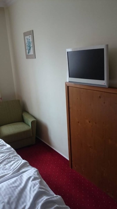 TV mit einem der zwei Sesseln Hotel Gondel