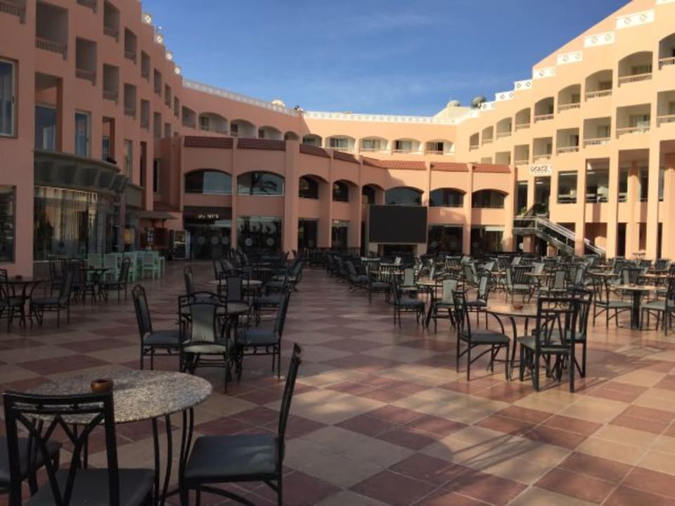 Außenbereich Sitzgelegenheiten vom Bistro  Beach Albatros Resort