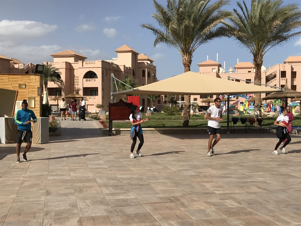 Club-Dance... derzeit von Shakira - Waka waka Pickalbatros Aqua Park Resort - Hurghada