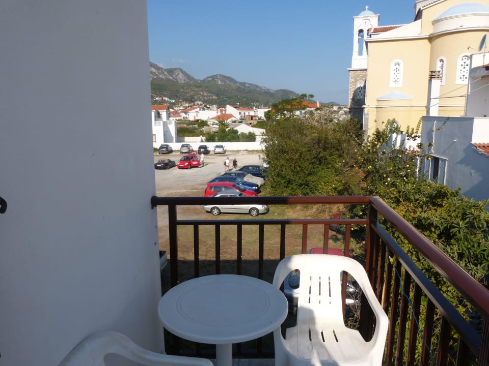 Blick auf den Parlplatz Hotel Golden Sun