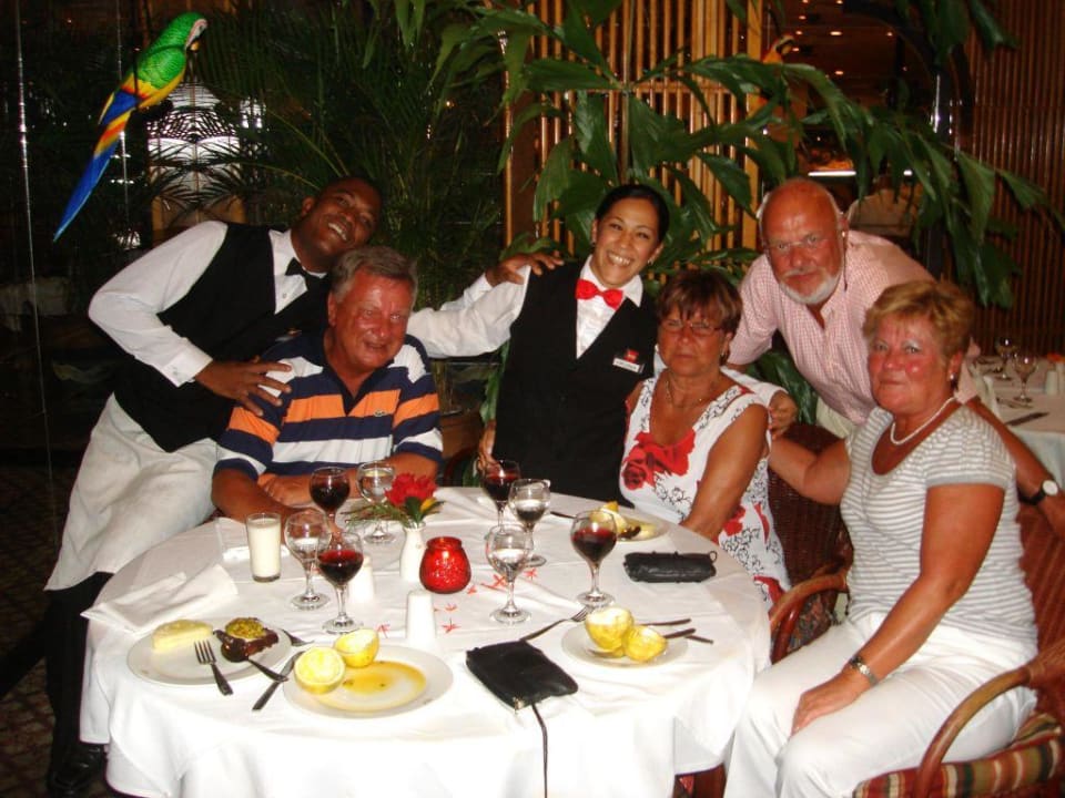 zufriedene Urlauber mit Stammpersonal Hotel Riu Palace Bavaro