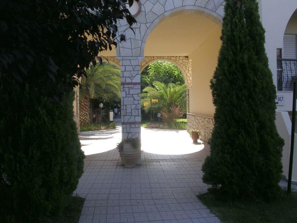 Weg durch die Anlage Hotel Portes Beach