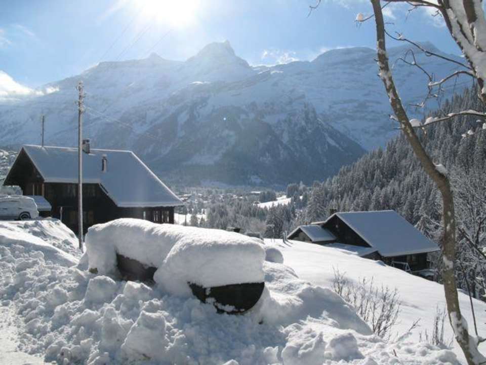 Voitures sous la neige avant le chasse neige Historic Hotel du Pillon
