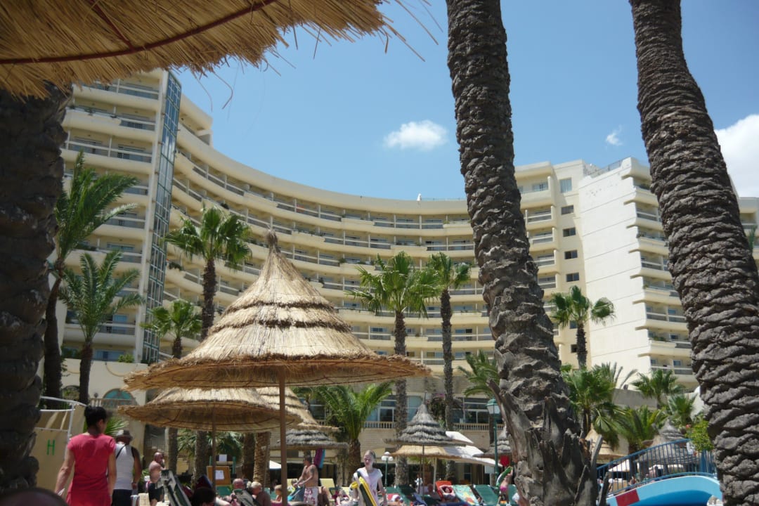 Hotelansicht von pool aus  Riadh Palms Resort & Spa